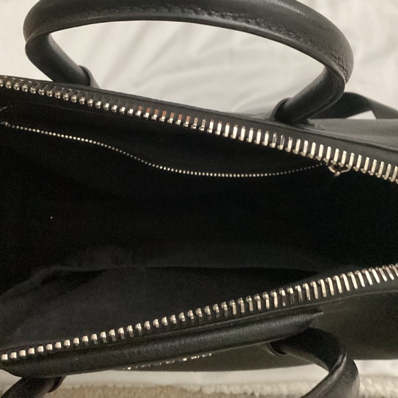 Givenchy
Antigona Medium Top Handle Bag in Grained Leather - Picture 11 of 15